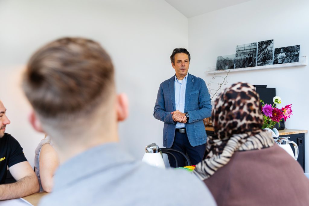 Foto van docent bij de training leidinggevende