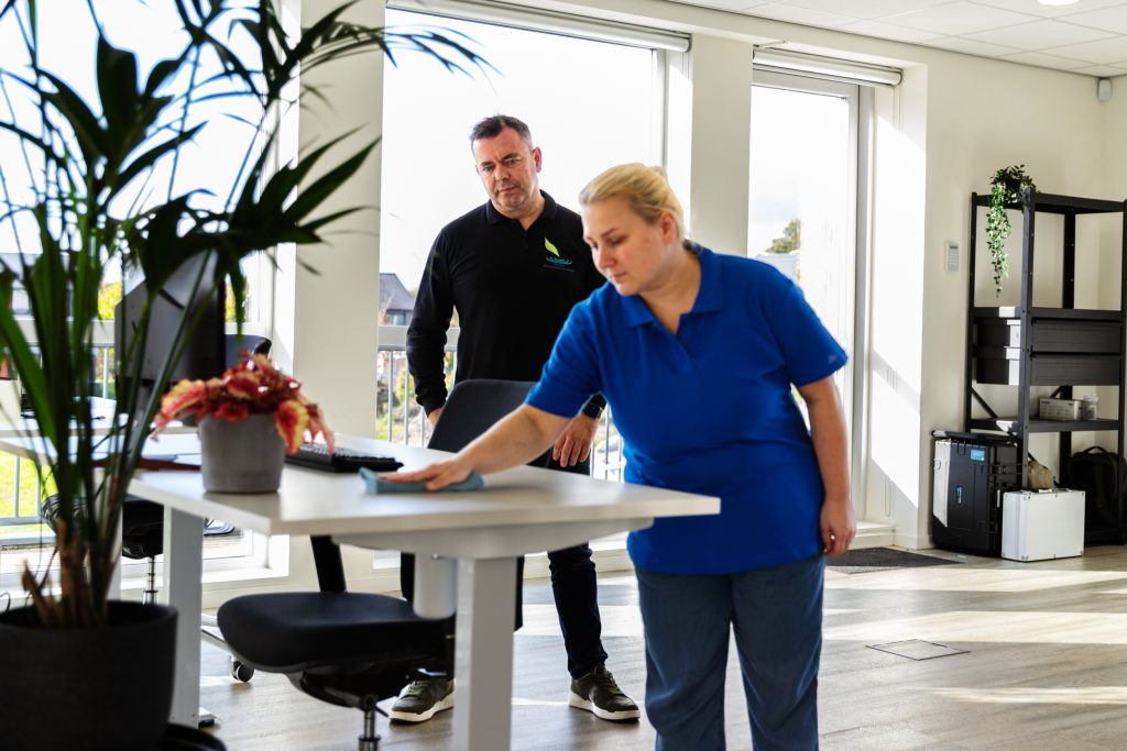 De cursist oefent met een ergonomische houding